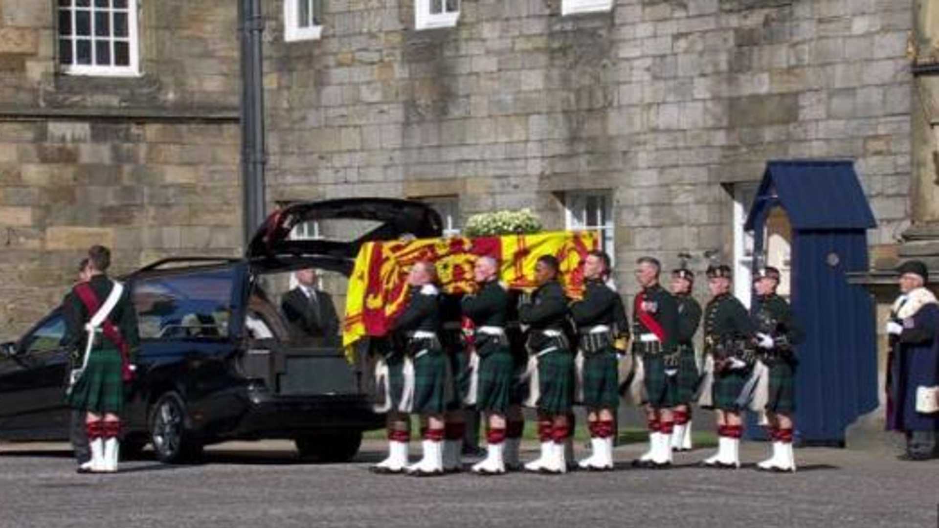 Corpo da rainha Elizabeth II é levado em cortejo real na Escócia