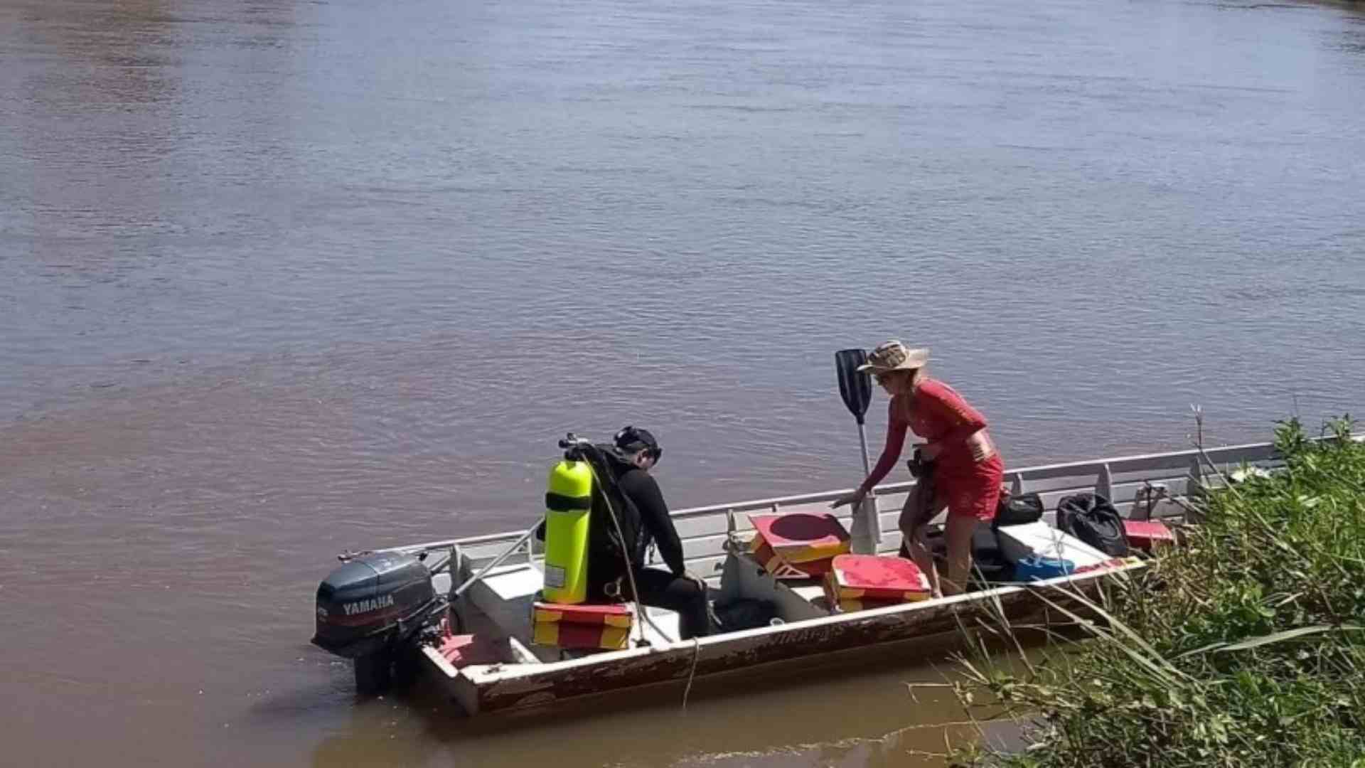 Durante pescaria e bebedeira entre amigos, homem cai de barco e some em rio