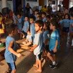 Artistas abordam regras de trânsito com teatro e música em escola de Campo Grande