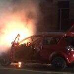 VÍDEO: carro pega fogo logo após ser retirado da oficina mecânica
