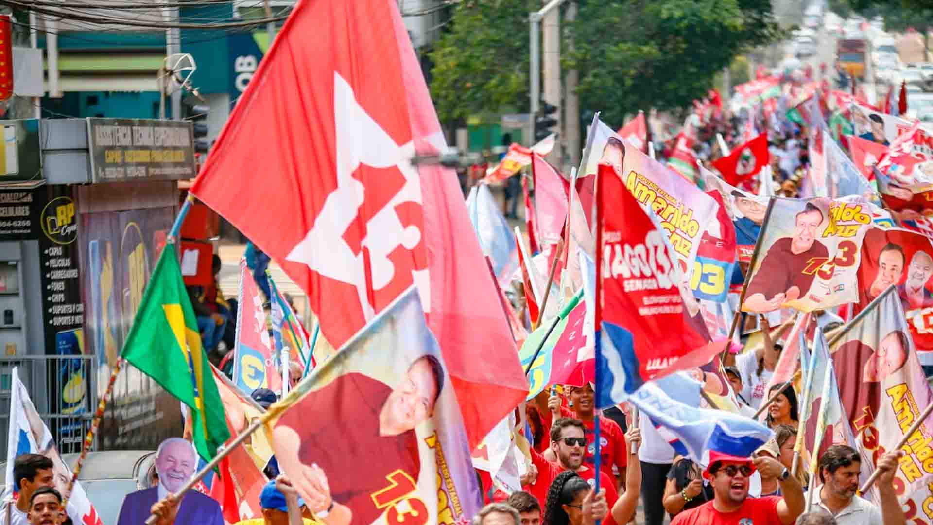 Movimentos sociais e apoiadores marcham na Afonso Pena em apoio à candidatura de Lula