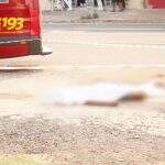 Homem morre em calçada da Avenida das Bandeiras após levar facada no peito