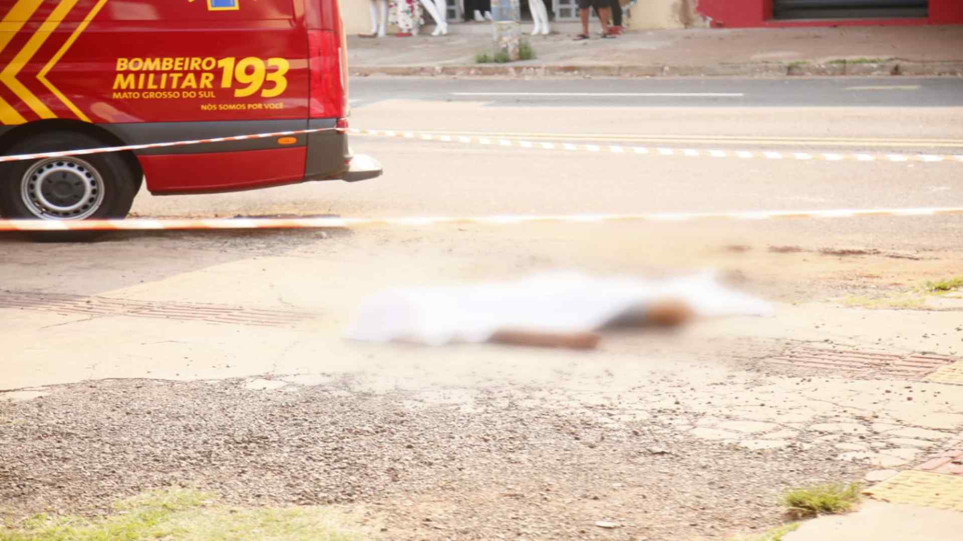 Homem morre em calçada da Avenida das Bandeiras após levar facada no peito