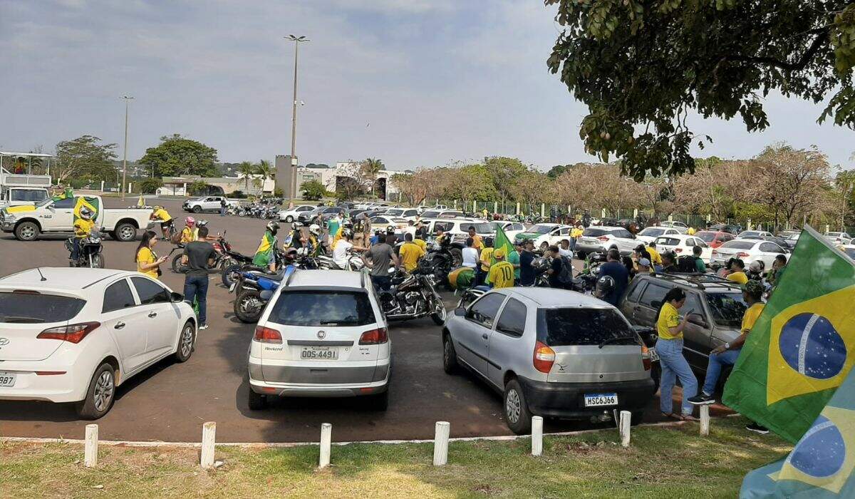 Apoiadores de Bolsonaro se reúnem nos Altos da Afonso Pena para motociata