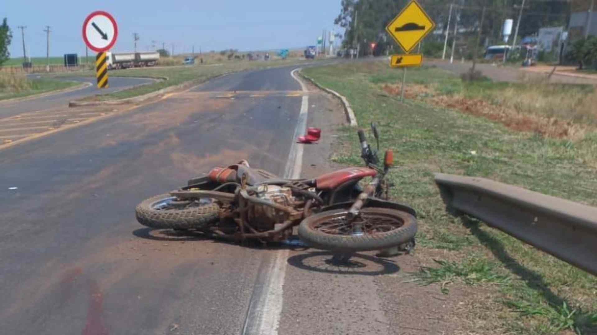Sem capacete, motociclista cai na BR-163 após passar por rotatória e morre no hospital