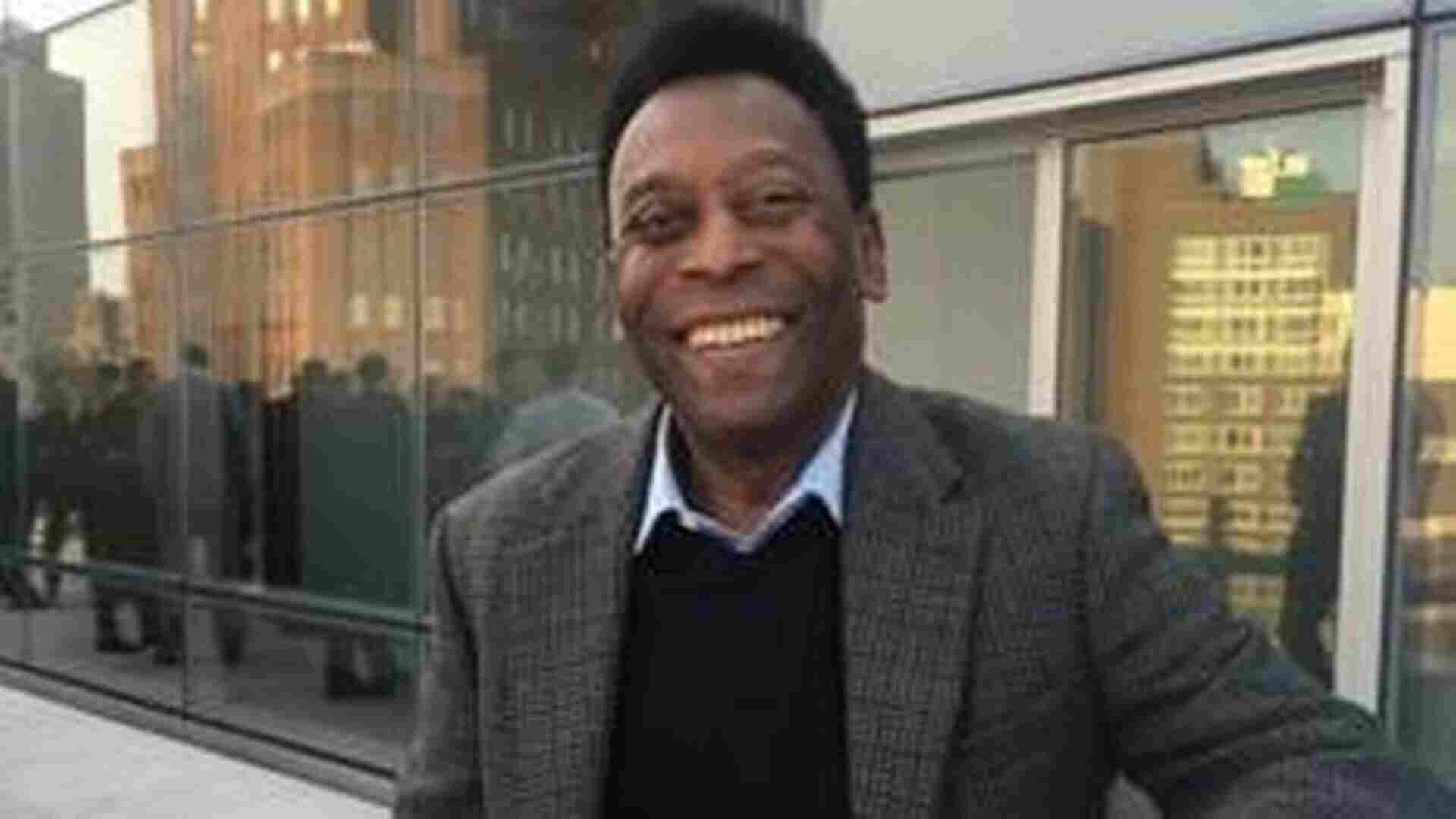 Familiares dos EUA e Edinho se juntam a Pelé para passar o Natal no hospital