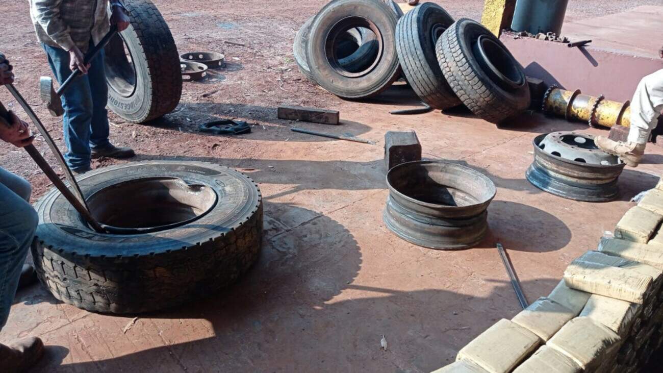Polícia apreende meia tonelada de maconha em meio a pneus de caminhão