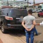 Pai condenado por estuprar menina é preso dentro de porta-malas de carro tentando fugir