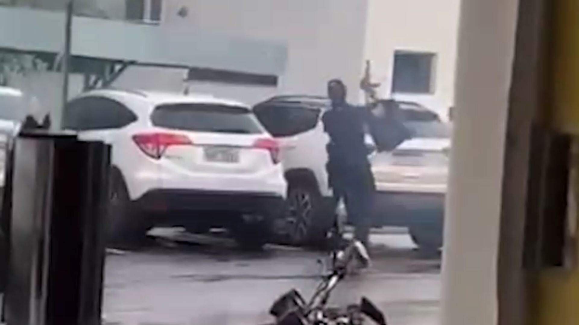 VÍDEO: Grupo faz disparos com arma de brinquedo no centro de cidade e vai parar na delegacia