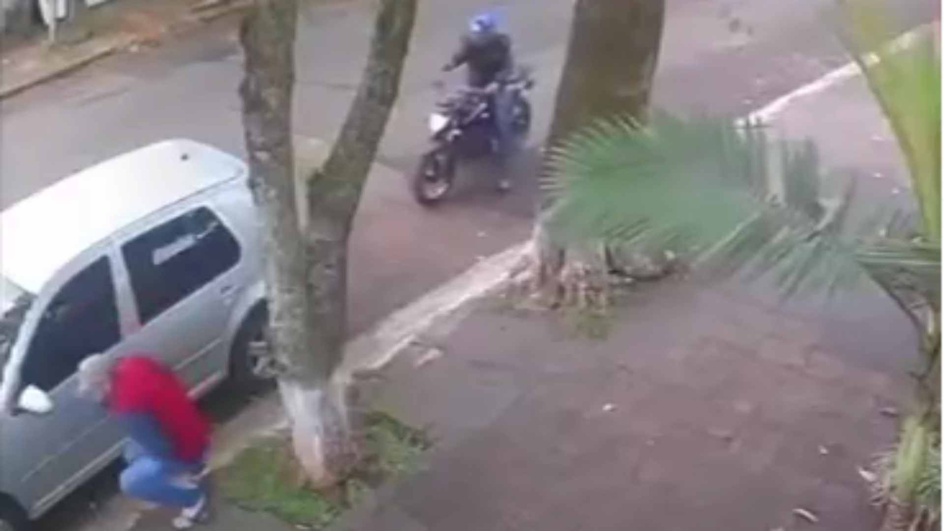 VÍDEO: Radialista tenta abrir porta do carro para fugir, mas é executado por homem em moto