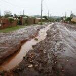 ‘Estamos na lama’: com promessa de asfalto, moradores reclamam de rua que tem até cratera em Campo Grande