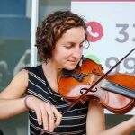 Música é a satisfação da alma: Delfina viaja pelo mundo acompanhada de seu violino