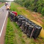 Carreta carregada tomba em rodovia de Mato Grosso do Sul após motorista perder o controle