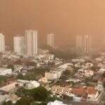 Tempestade de poeira que assustou Campo Grande volta a deixar céu vermelho no Brasil