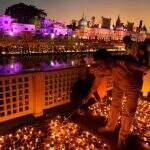 Moradores de toda a Índia celebram Diwali com festividades e luzes 