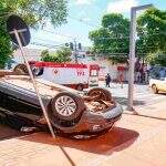 Carro capota em acidente e ruas do Centro ficam interditadas em Campo Grande
