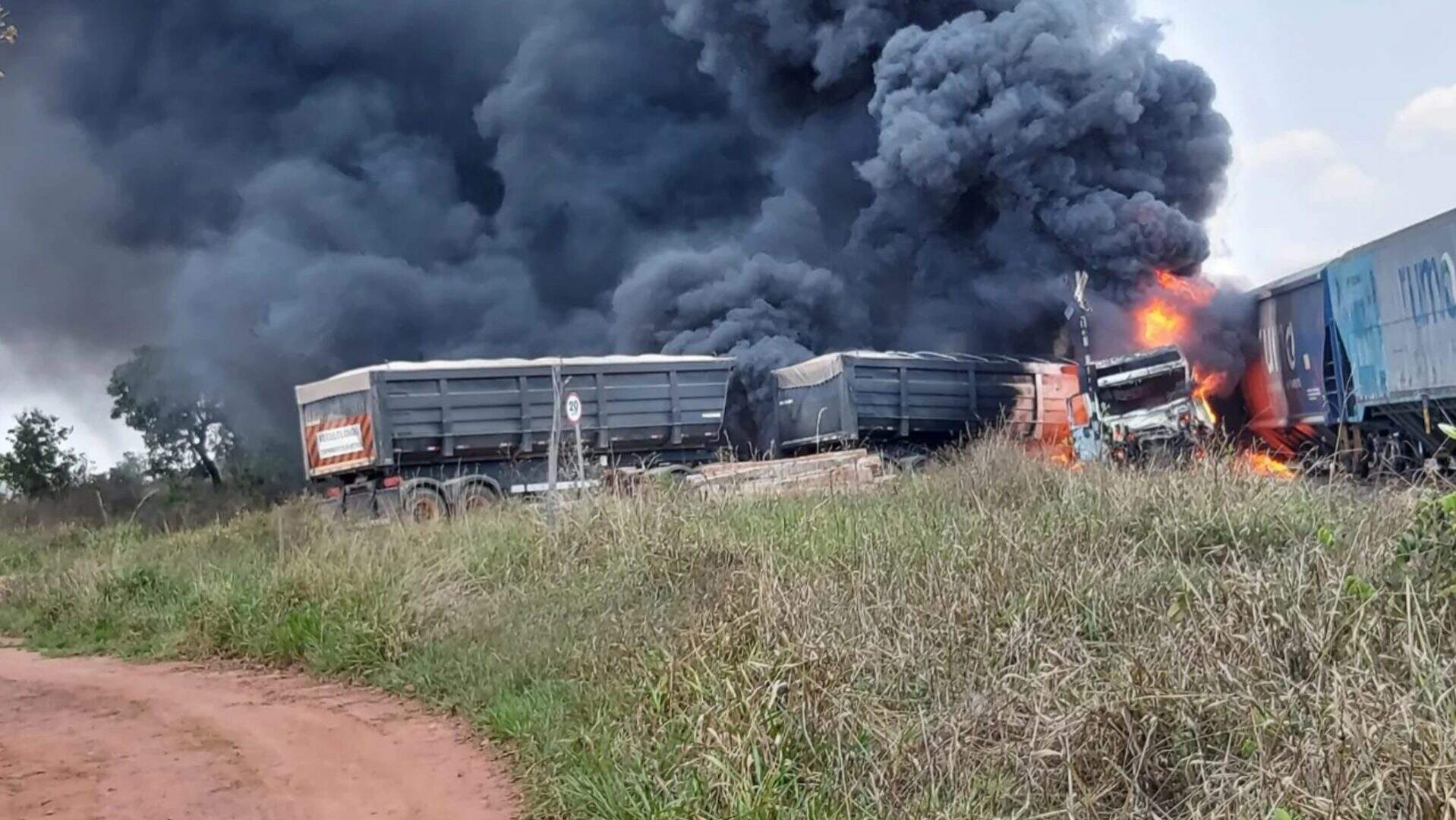 Carreta com calcário é atingida por trem, pega fogo e fumaça assusta moradores