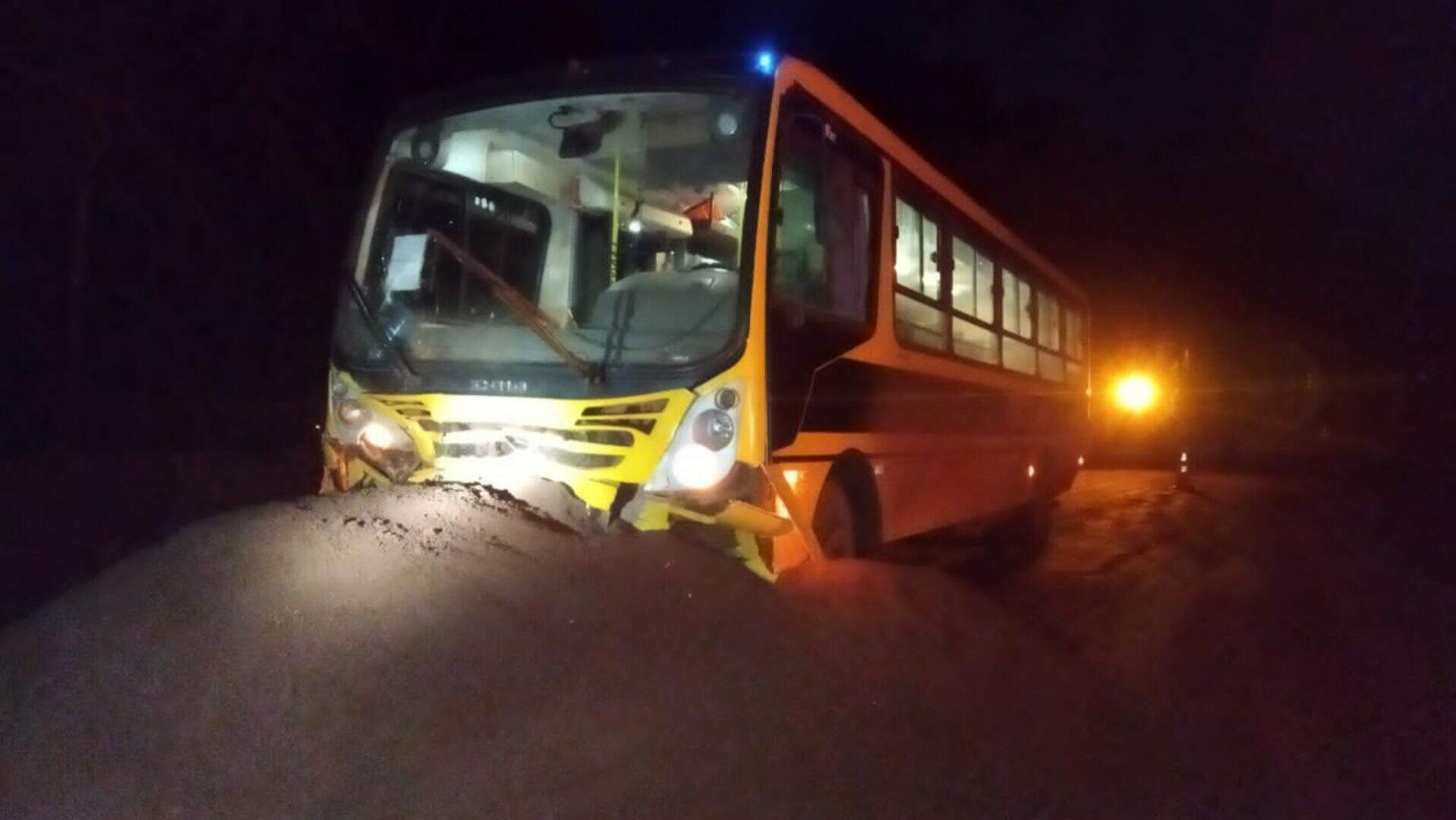 Ônibus escolar de Corumbá bate em amontoado de minério e 15 crianças ficam feridas