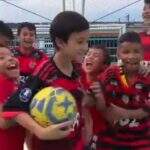 Crianças com camisa do Flamengo estrelam propaganda do governo da Colômbia