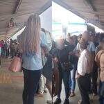 Passageiros reclamam de lotação e demora de ônibus em dia de feriado em Campo Grande