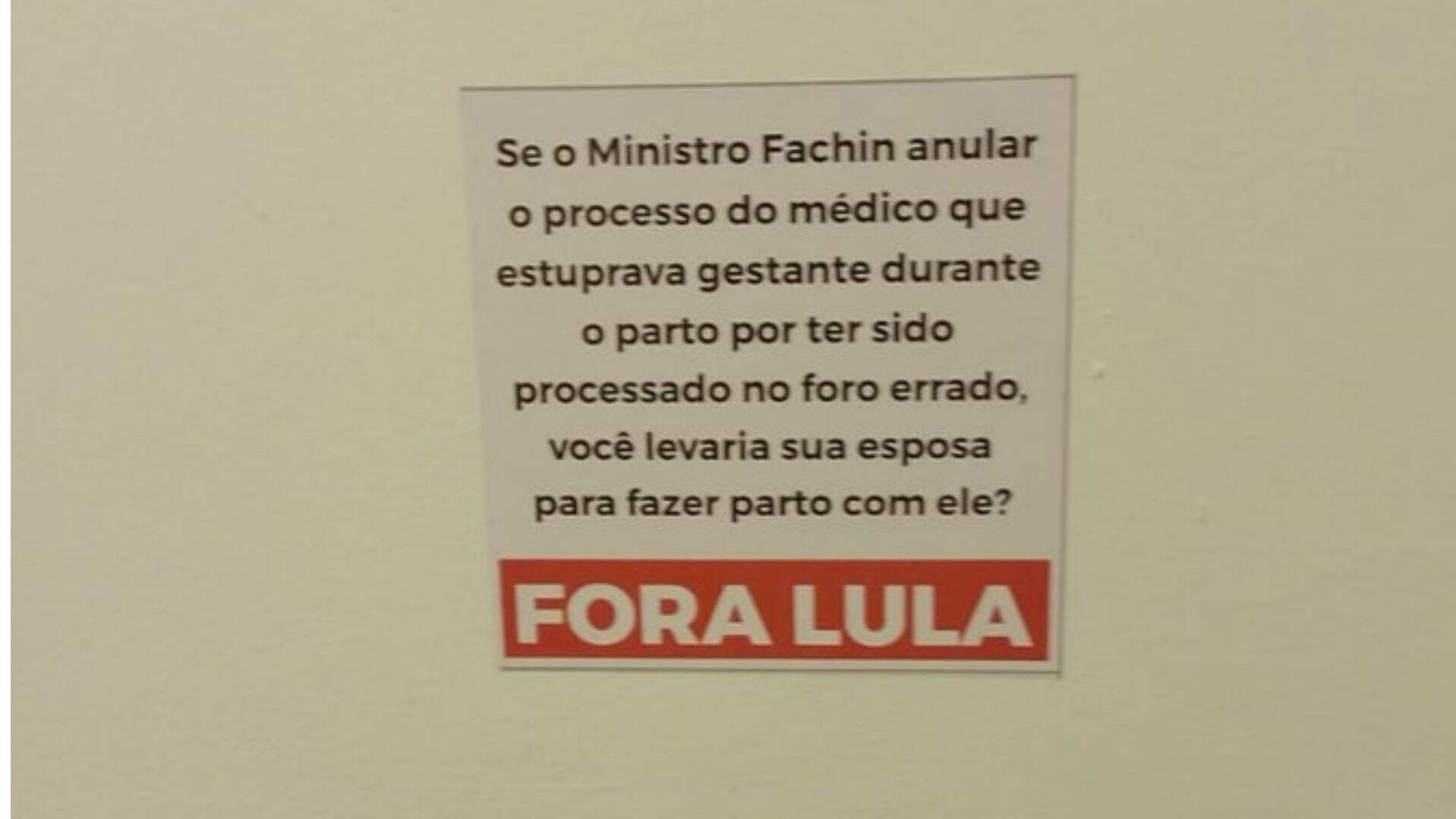 Hospital de Campo Grande diz que retirou placas com mensagem política de banheiro
