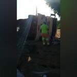 VÍDEO: Carreta carregada com soja tomba na BR-163, em Campo Grande