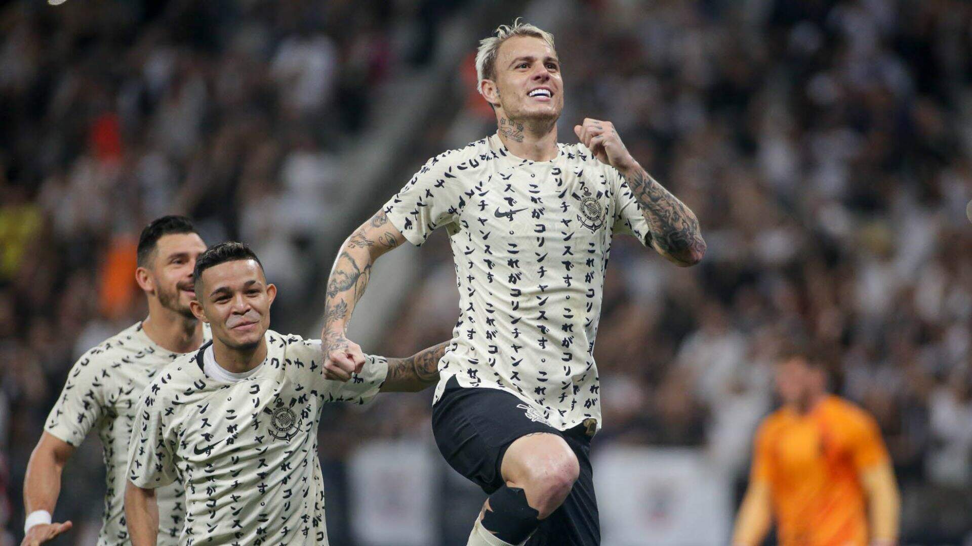 Corinthians poupa titulares, suporta a pressão e bate Athletico-PR no Brasileirão