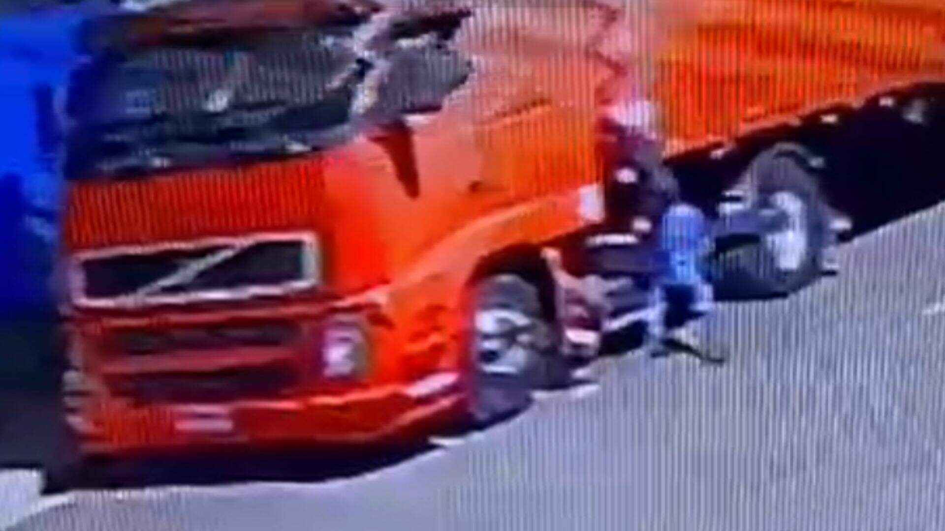 Vídeo: Ladrão furta baterias de caminhão estacionado no Nova Lima