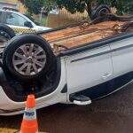 Motorista bate em carro e capota veículo após invadir preferencial em Campo Grande