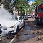 VÍDEO: Jaguar avaliado em R$ 200 mil pega fogo e Bombeiros são acionados