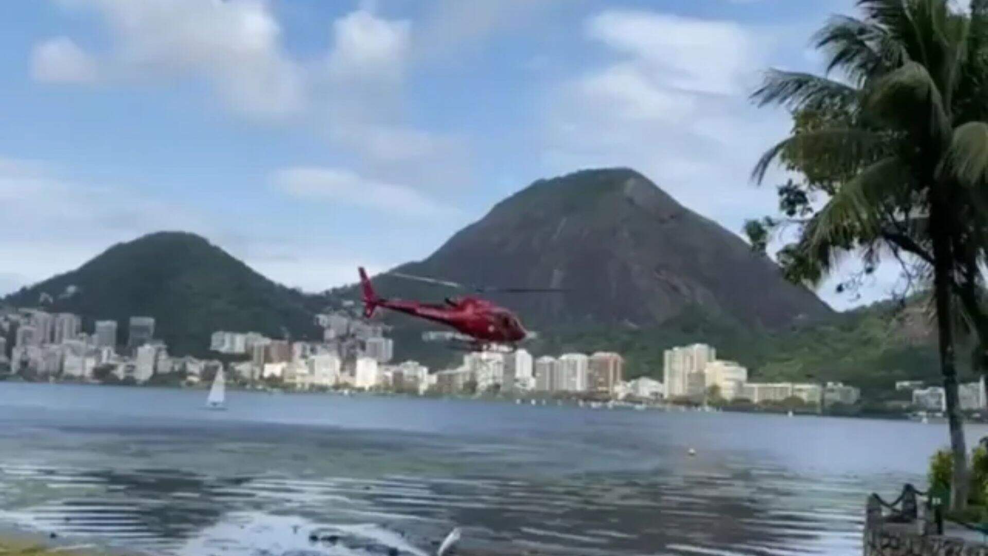Helicóptero com 5 passageiros cai na Lagoa Rodrigo de Freitas no Rio de Janeiro
