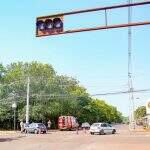 Desligado há duas semanas, semáforo em cruzamento causa acidente em Campo Grande