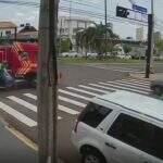 VÍDEO: caminhão dos Bombeiros atropela motoentregador no Centro de Campo Grande