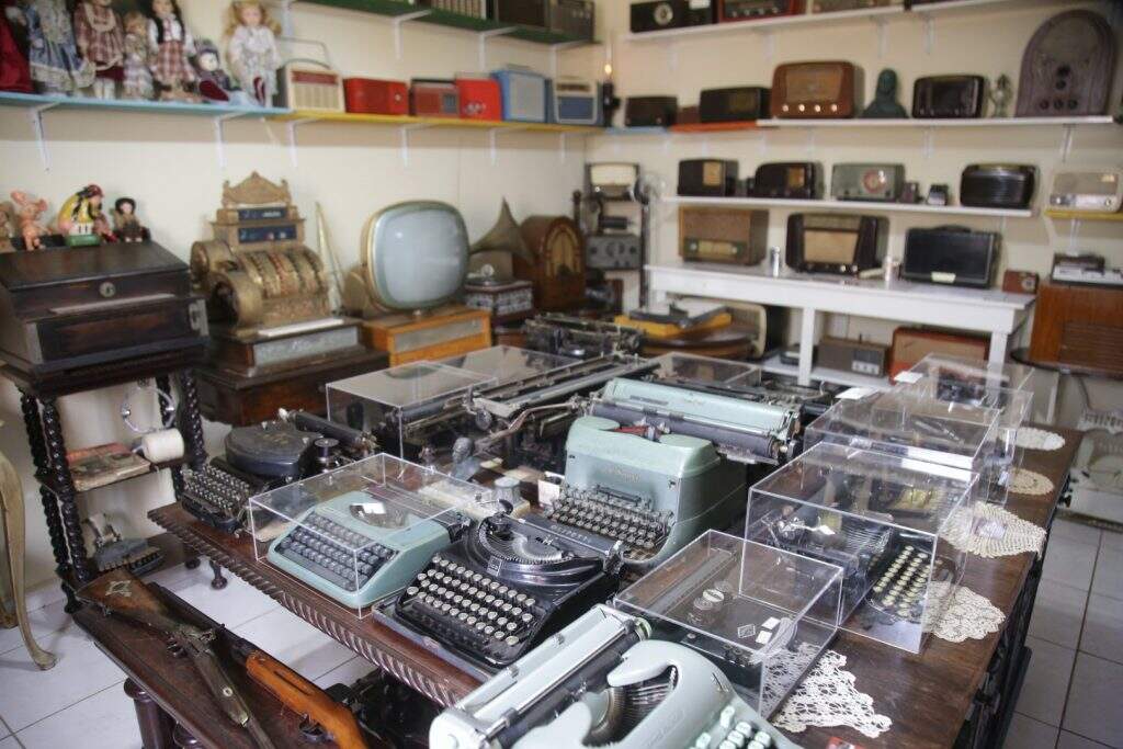 Quarto onde existem mais de 50 rádios, dezenas de máquinas de escrever e outras relíquias. (Foto Marcos Ermínio/Jornal Midiamax)