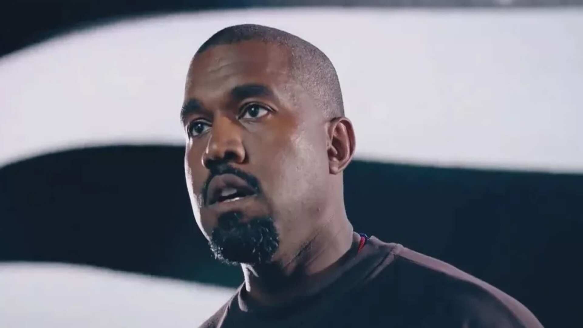 Nova polêmica: Kanye West choca executivos da Adidas com filme pornô durante reunião