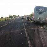 Oito dos 27 passageiros de ônibus envolvido em acidente precisaram ser encaminhados a hospital