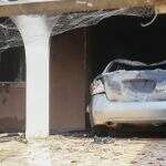 Carro pega fogo após estudante estacioná-lo na garagem de casa em Campo Grande