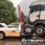 VÍDEO: Acidente entre carreta e caminhonete deixa veículo destruído na MS-178
