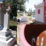 Água de túmulo que fiéis bebem em Campo Grande será investigada por ter ‘procedência incerta’