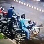 VÍDEO: Em menos de três minutos, dupla furta moto estacionada perto de shopping em Campo Grande