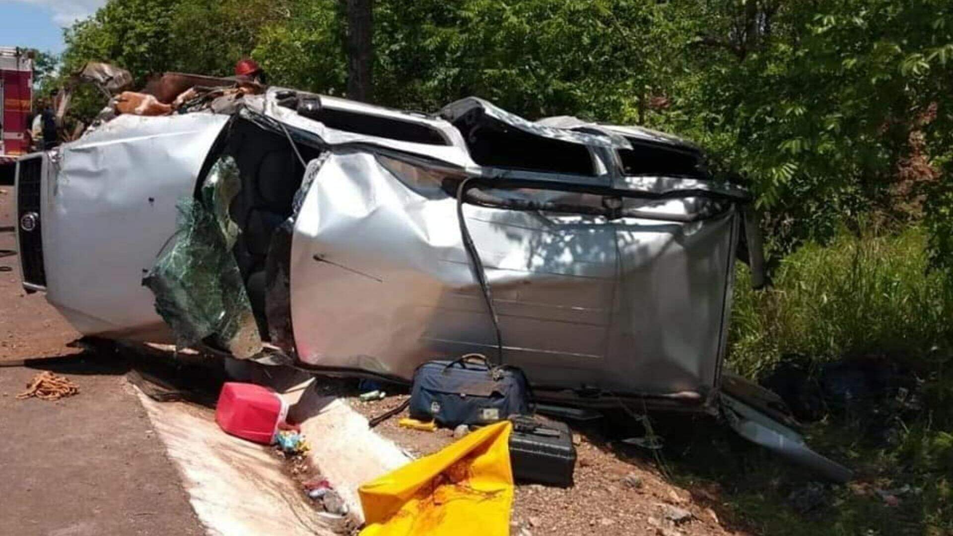 Quatro são socorridos após carro tombar em rodovia de Aquidauana