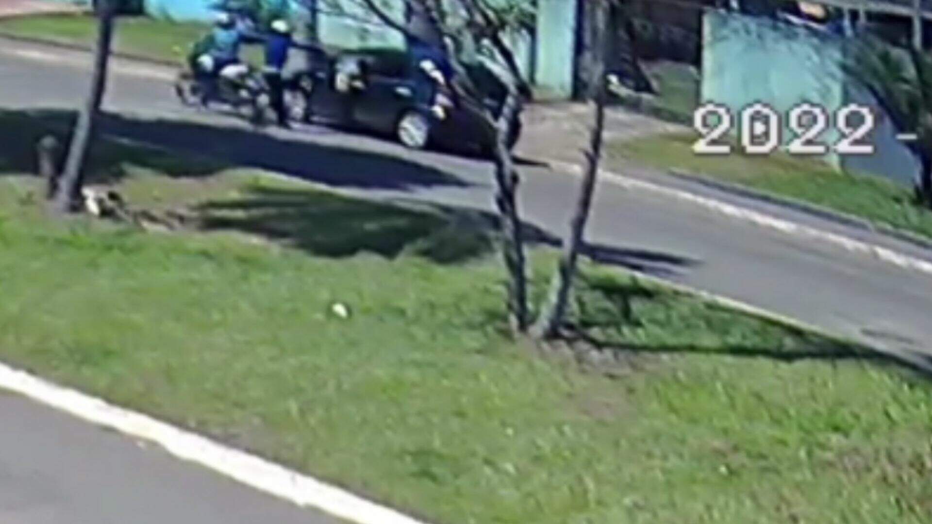 VÍDEO mostra dupla em motocicleta atirando contra passageiro de carro no Universitário