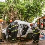 Ao passar por desnível no asfalto, mulher perde controle de carro e colide em árvore em Campo Grande