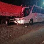 Ônibus colide em carreta estacionada na Guaicurus e seis ficam feridos