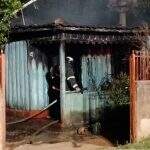 Incêndio começa em botijão de gás e destrói casa de idosa na Vila Taveirópolis