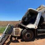 Caminhão caçamba bate na traseira de carreta em acidente na MS-473