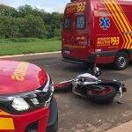 Motociclista fica em estado grave ao desviar de ciclista e bater em carro parado