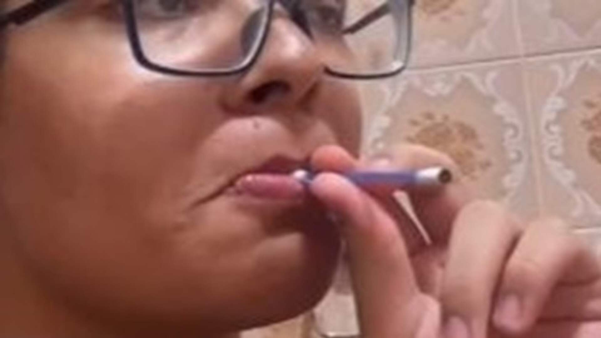 Já viu? Novo desafio viral do TikTok incentiva adolescente a fumar cotonetes e acende alerta