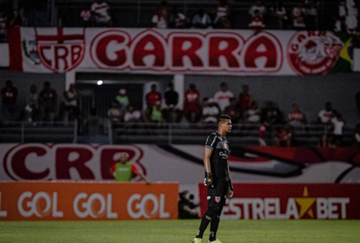 CRB vence Chapecoense com dois gols de Anselmo Ramon e respira na Série B