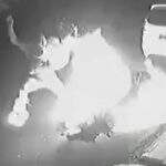 VÍDEO: motoentregador é surpreendido por incêndio que toma conta de moto